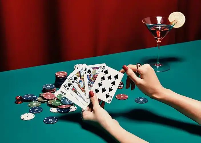 Pengguna mobile membaca penawaran pgking88